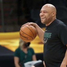 L'entraîneur adjoint Ham et le joueur Prince rejoignent les Bucks et remportent la NBA Cup